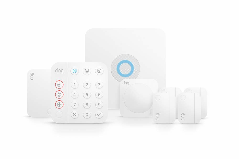 Kit de 8 peças Ring Alarm colocado em um fundo branco.