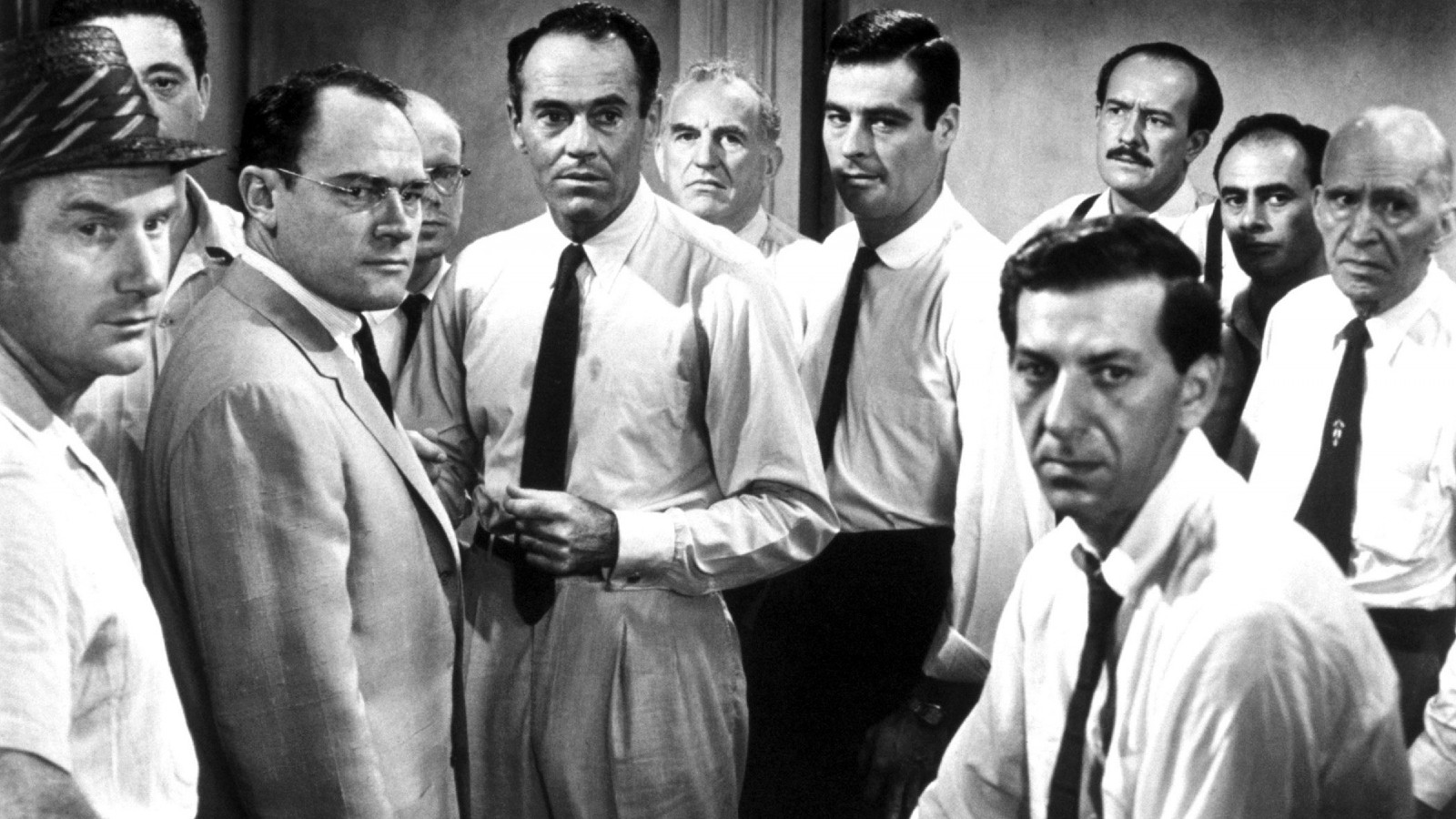 Un groupe d'hommes dans 12 Angry Men.