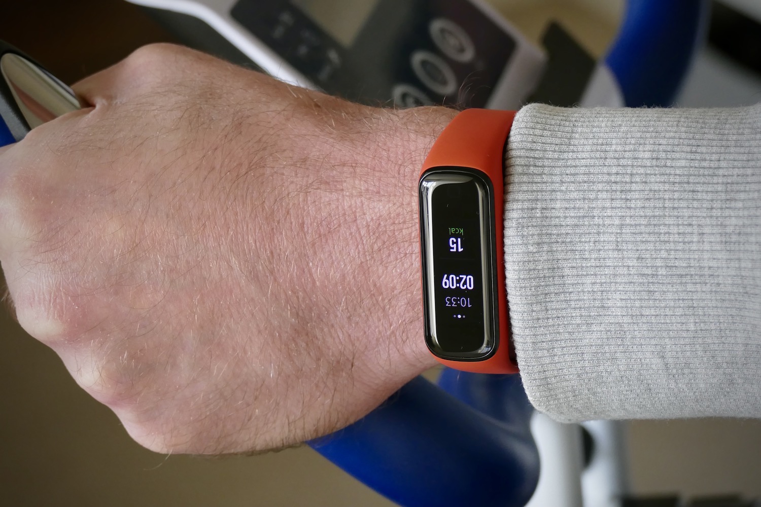 Galaxy fit 2 best sale vs mi band 4