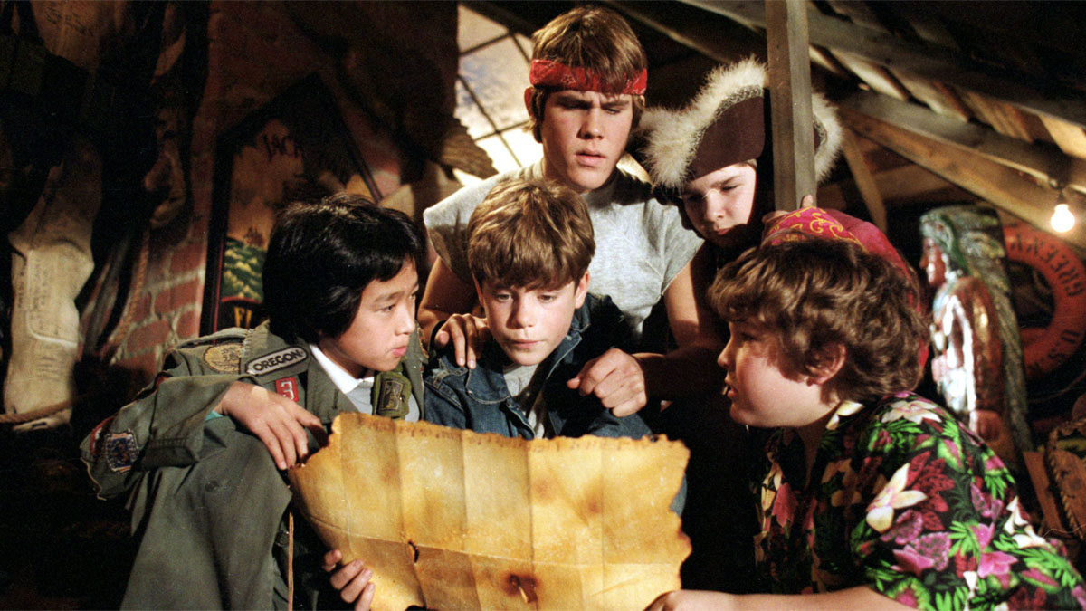 As crianças olham para um mapa em Os Goonies.