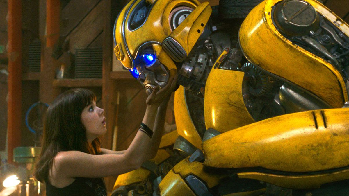 Charlie Watson toca a Bumblebee en una foto de Bumblebee.