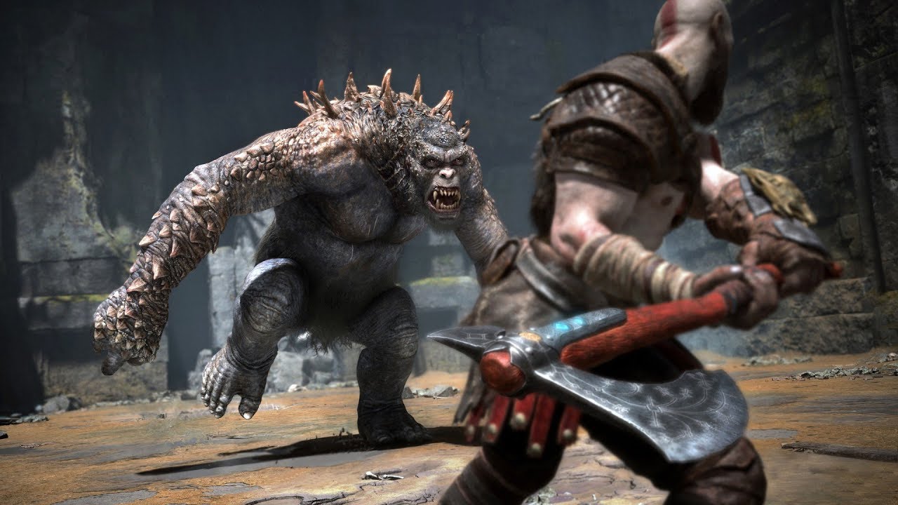 Kratos sostiene un hacha mientras lucha contra una criatura gigante en God of War Ragnarok.