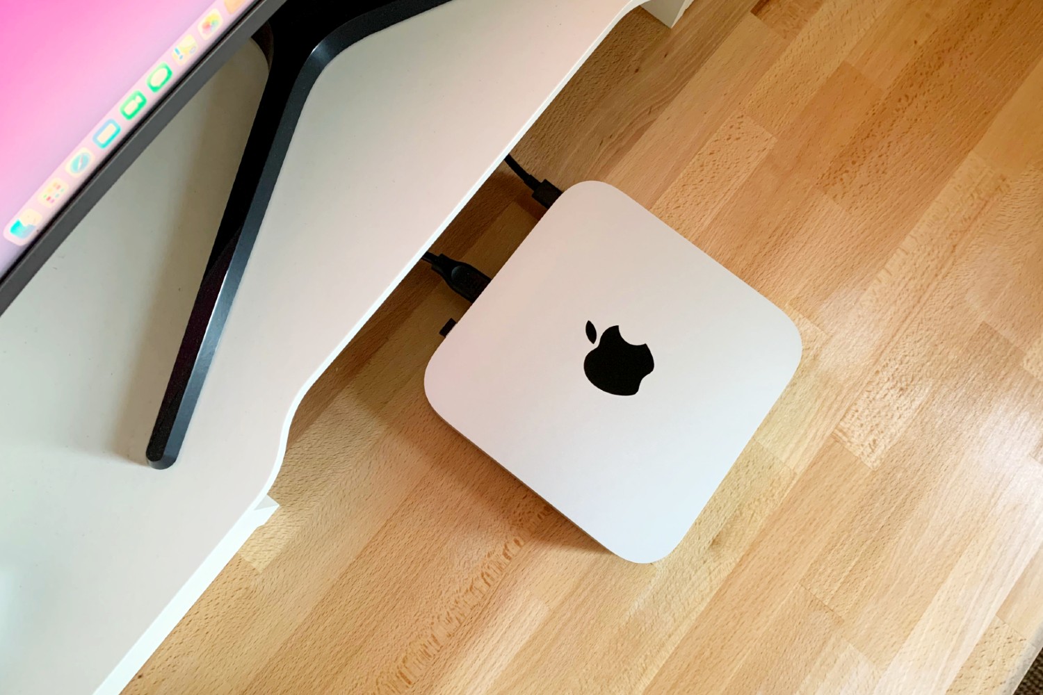 یک Apple Mac Mini M1 روی یک میز قرار دارد.