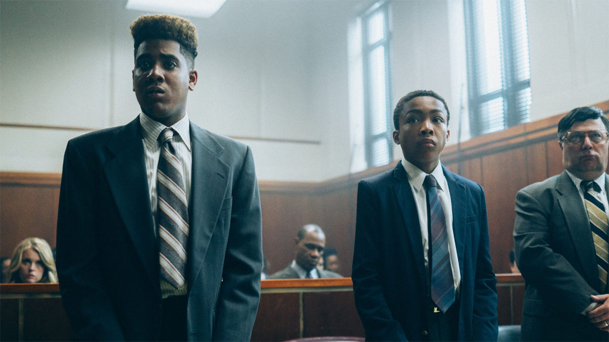 Drei Personen stehen in „When They See Us“ vor Gericht