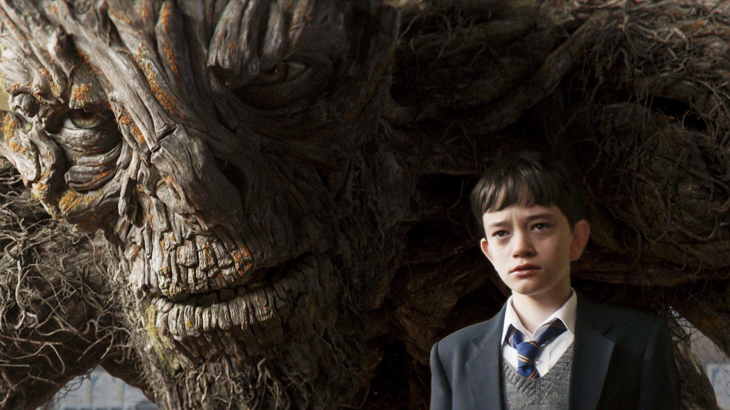 Lewis MacDougall dans le rôle de Connor et du monstre dans A Monster Calls.