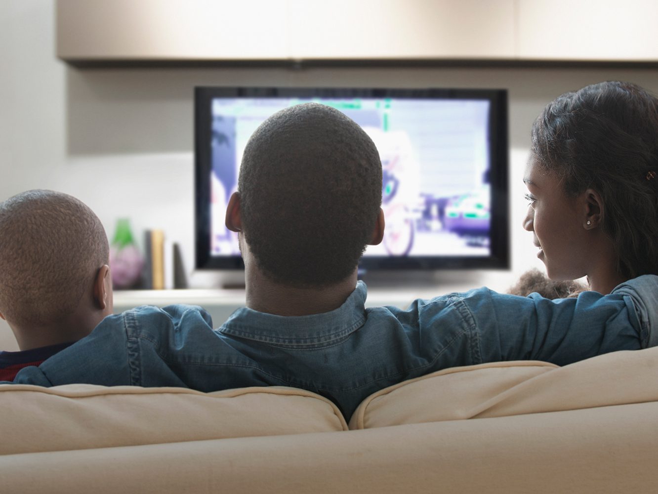 Famille regardant la télévision