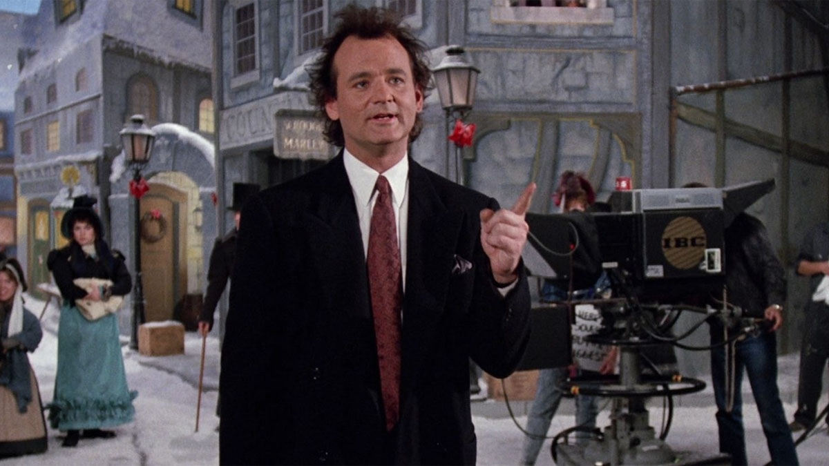 Un hombre de pie en un plató de Scrooged.