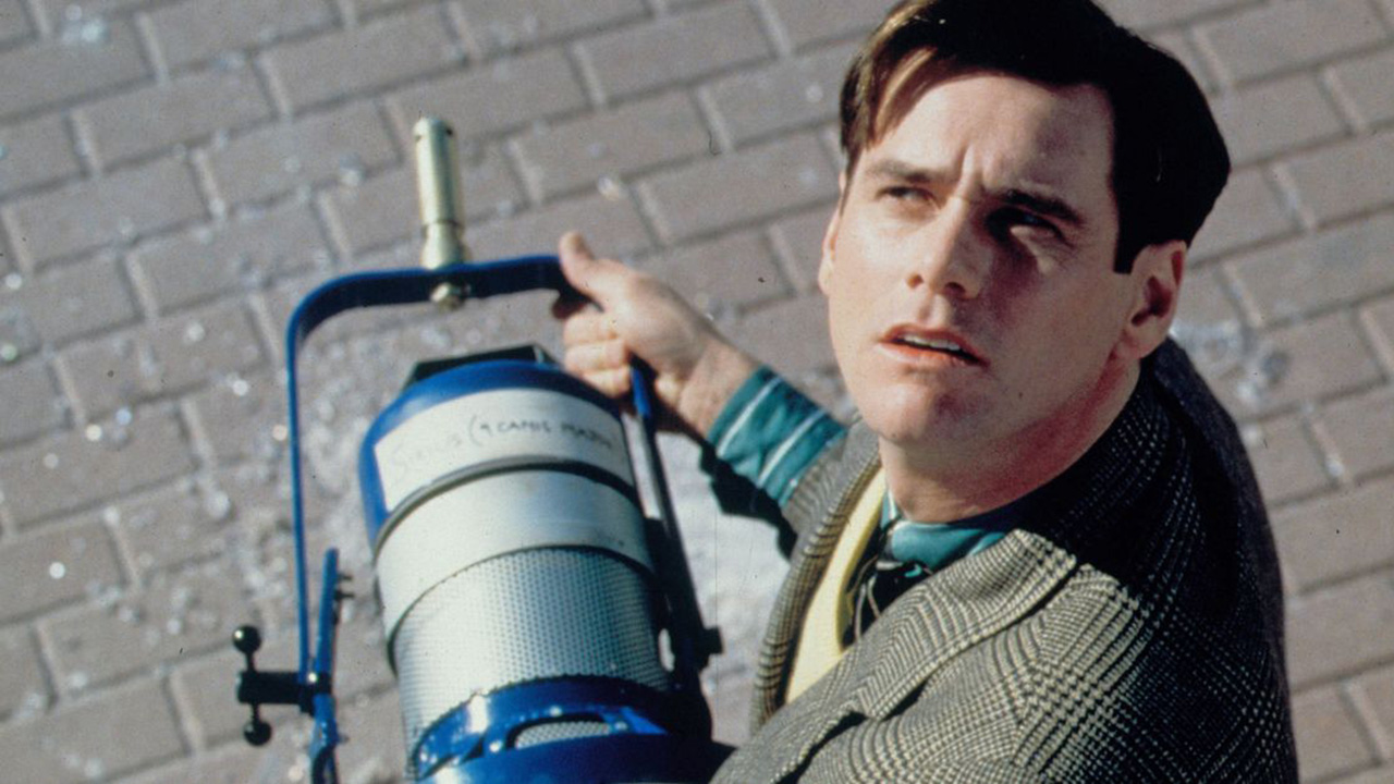 Jim Carrey als Truman Burbank schaut nach oben, während er in der Truman Show ein Bühnenlicht hält