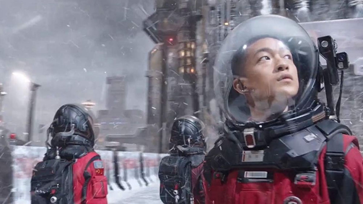 Un jeune homme debout dans une toundra gelée dans « The Wandering Earth ».