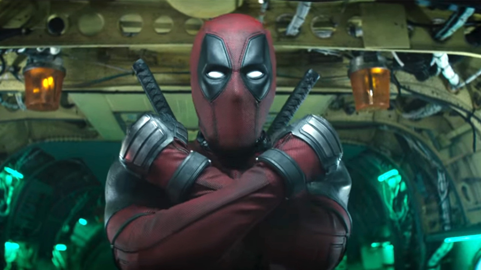 Deadpool cruza os braços quando está prestes a pular da traseira de um avião.