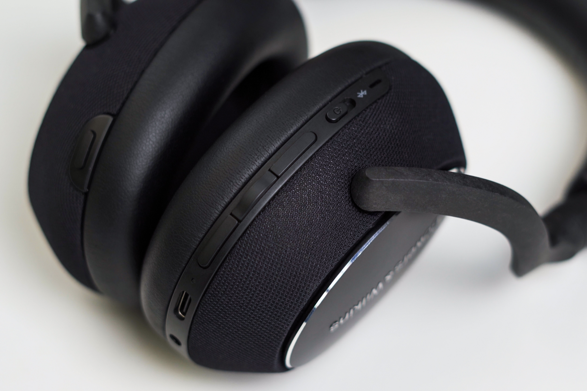 Bowers and Wilkins PX7 Carbon Edition Headhpone Review | Digital