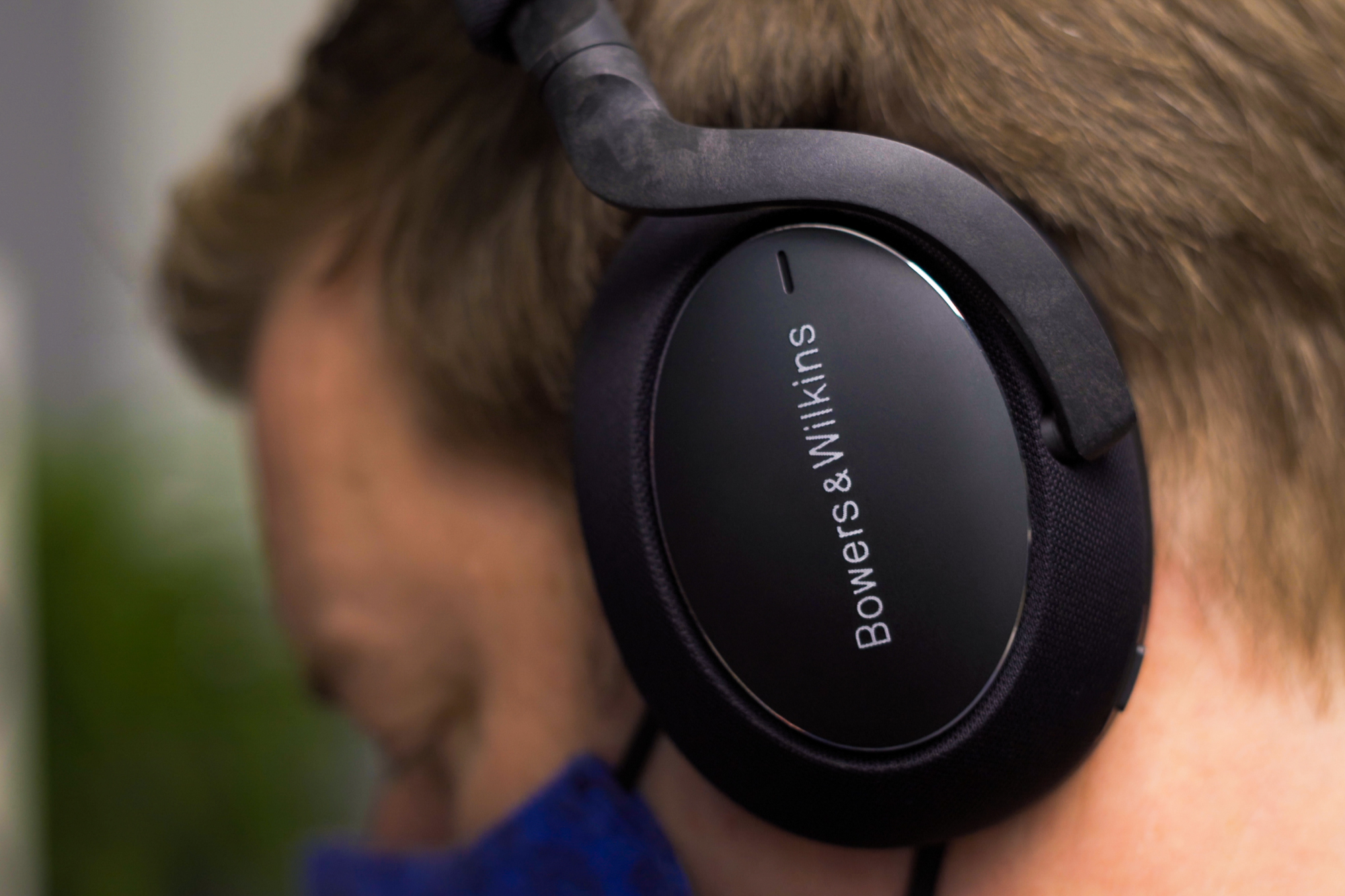 Bowers and Wilkins PX7 Carbon Edition Headhpone Review | Digital