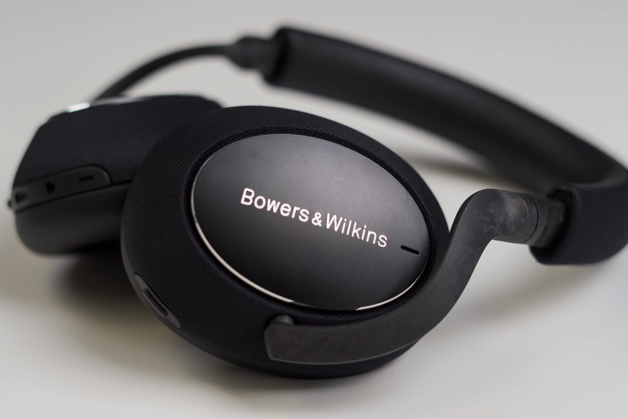 Bowers and Wilkins PX7 Carbon Edition Headhpone Review | Digital