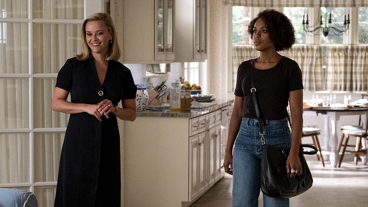 Reese Witherspoon et Kerry Washington debout dans une cuisine dans une scène de Little Fires Everywhere.