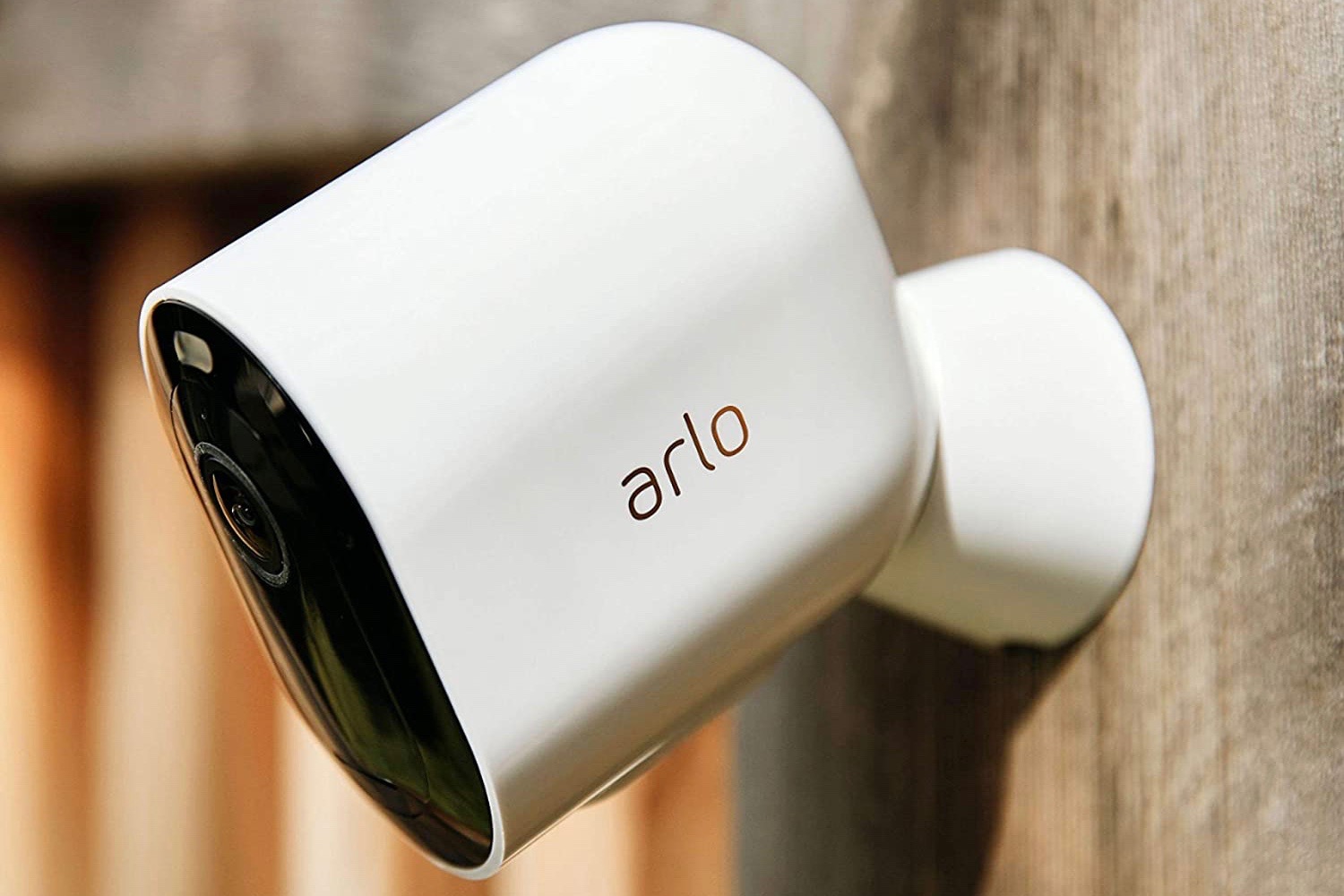 La caméra de sécurité domestique Arlo Pro 4 installée à l'extérieur.