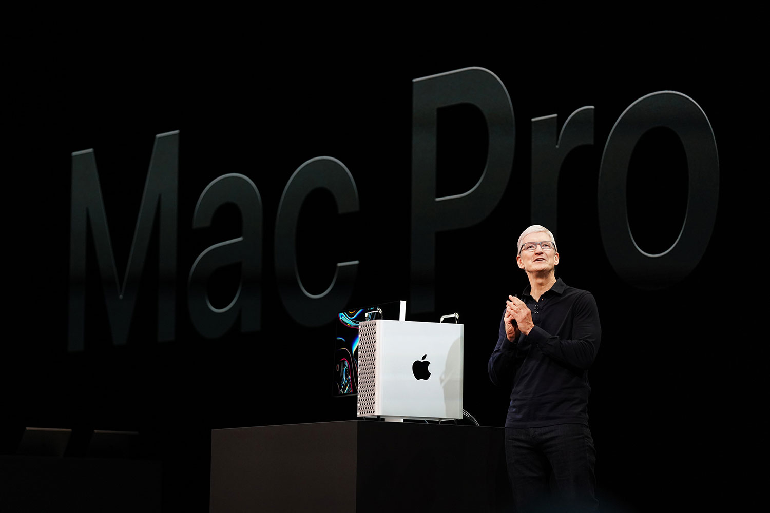Tim Cook junto a un Apple Mac Pro en WWDC 2019.