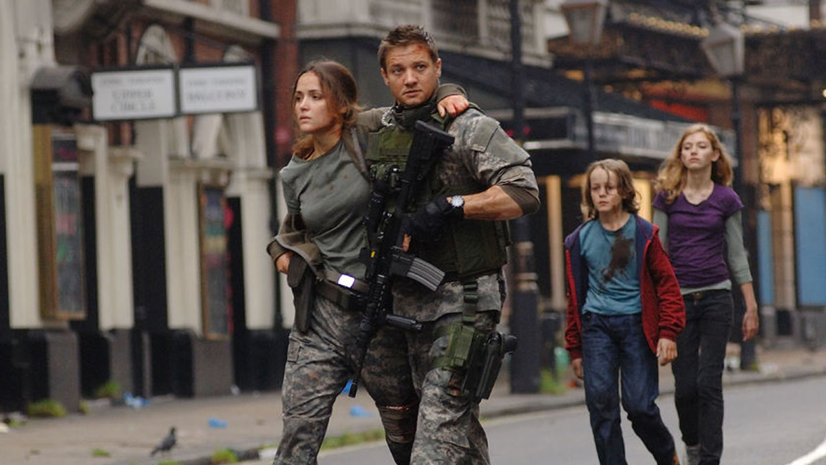 In „28 Weeks Later“ gehen vier Menschen auf einer Straße spazieren.