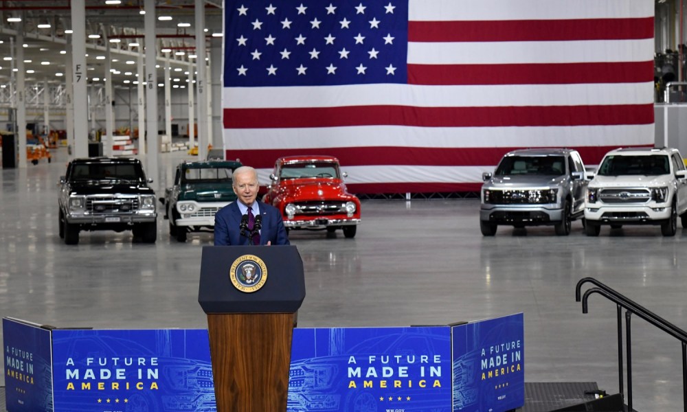 president biden drives 2022 ford f 150 lightning electric pickup truck prototype visits rouge vehicle center