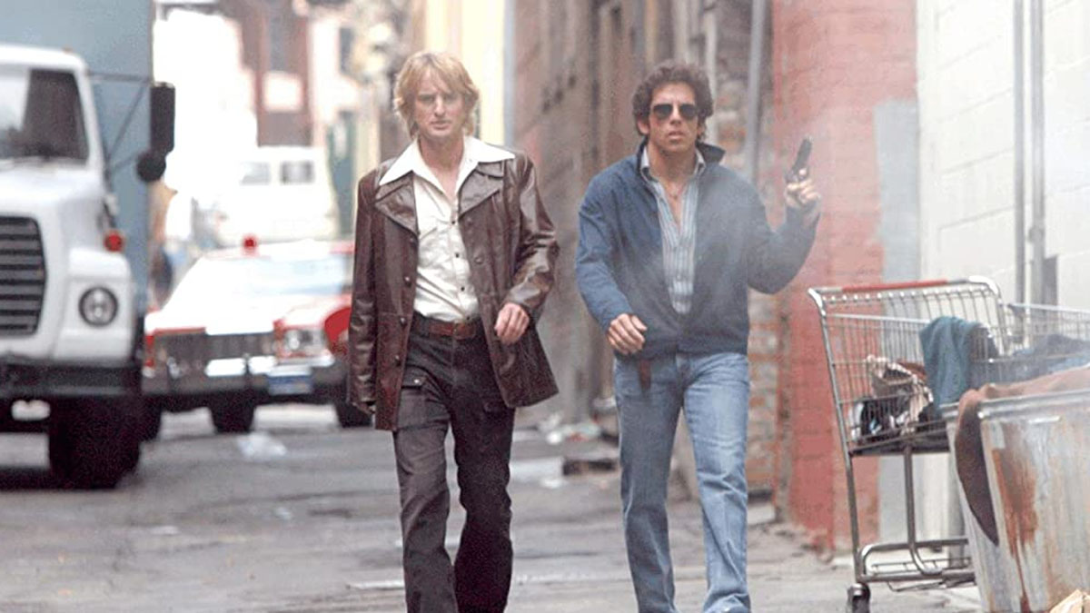 Two men walk down a street in Starsky & Hutch.