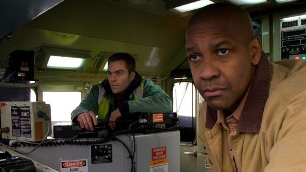 Denzel Washington e Chris Pine sentam-se na frente de um trem.