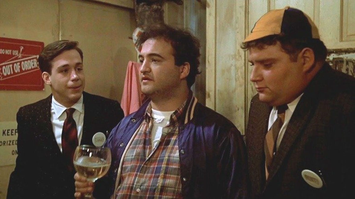 El elenco de Animal House se pone de pie contra una pared.