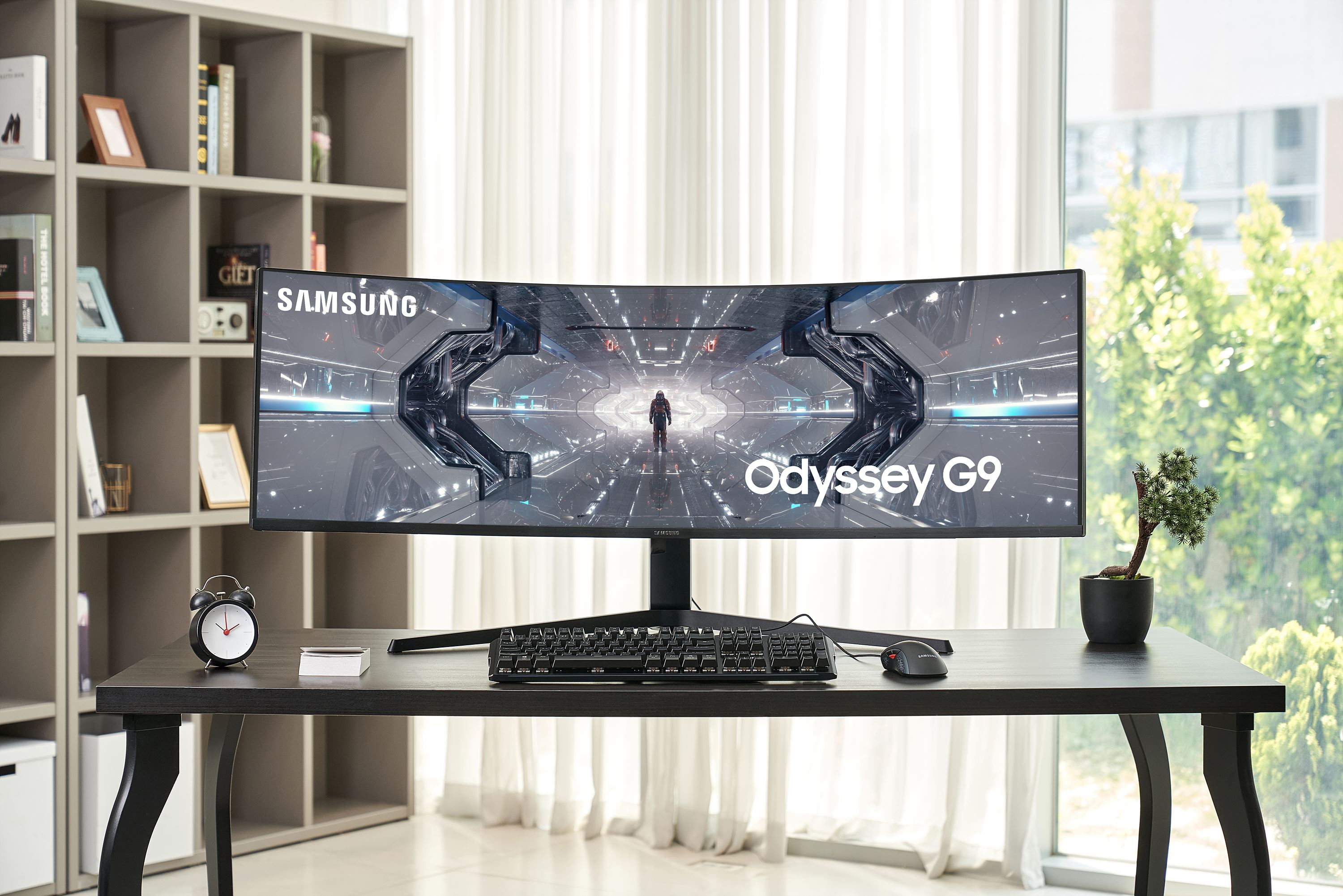 Vue de face du nouveau moniteur de jeu QLED Odyssey de Samsung posé sur un bureau.