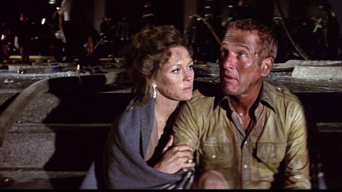 Zwei Charaktere drängen sich in „The Towering Inferno“ zusammen.