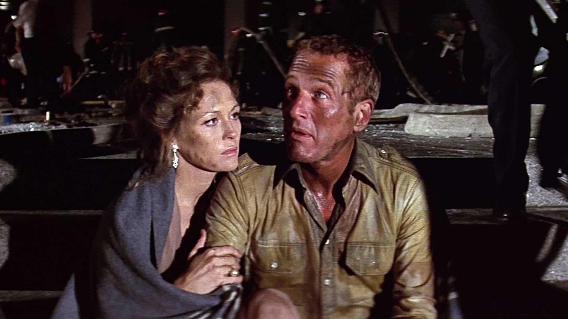 Deux personnages se blottissant l'un contre l'autre dans The Towering Inferno.