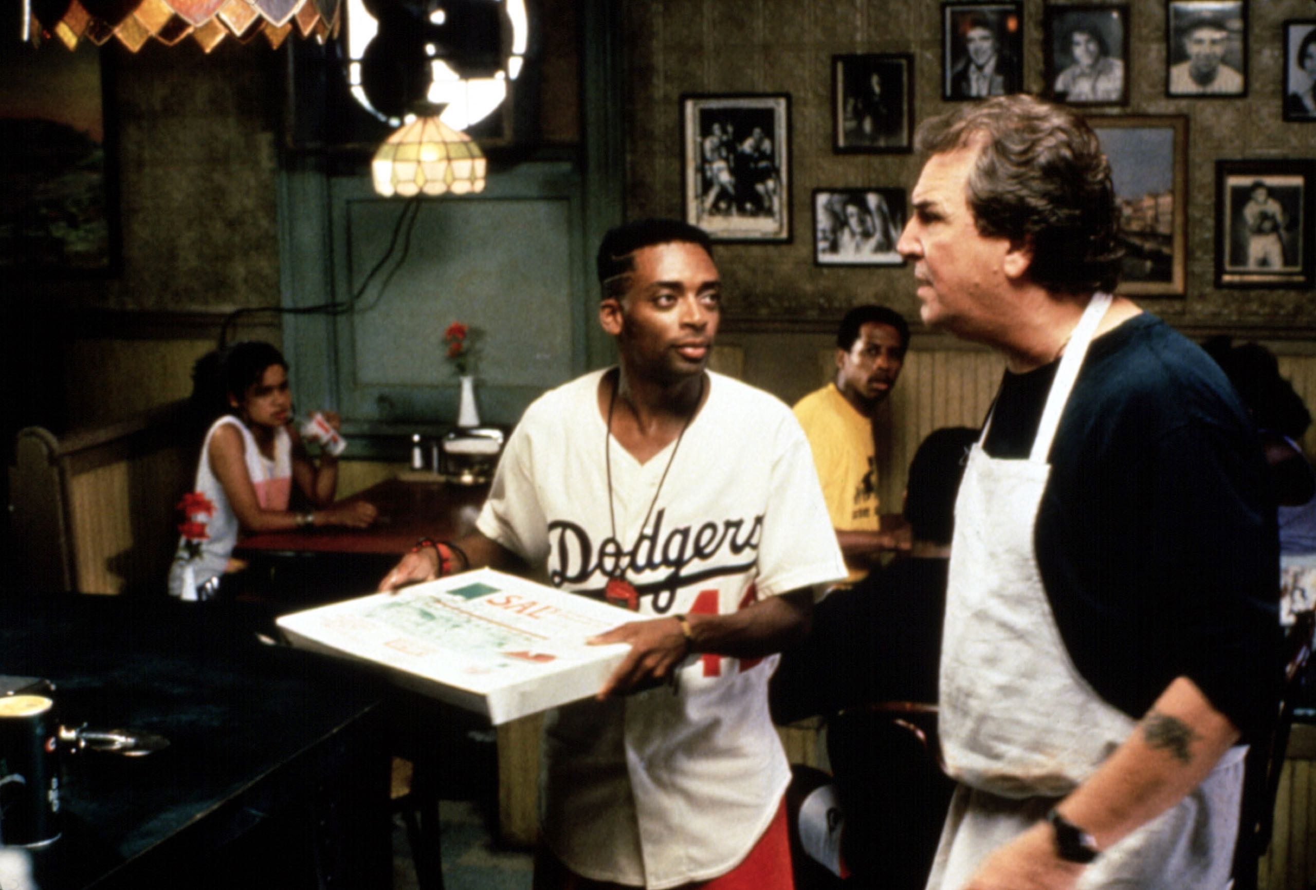 Spike Lee y Danny Aiello en una escena de Haz lo correcto.