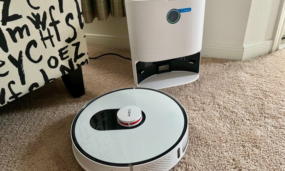 The Xiaomi Roidmi with charging base/dust collector.