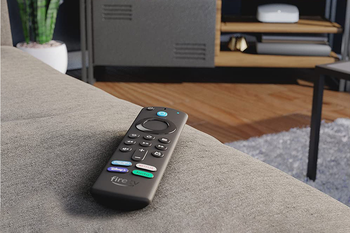 Control remoto de Amazon Fire TV sentado en el sofá.