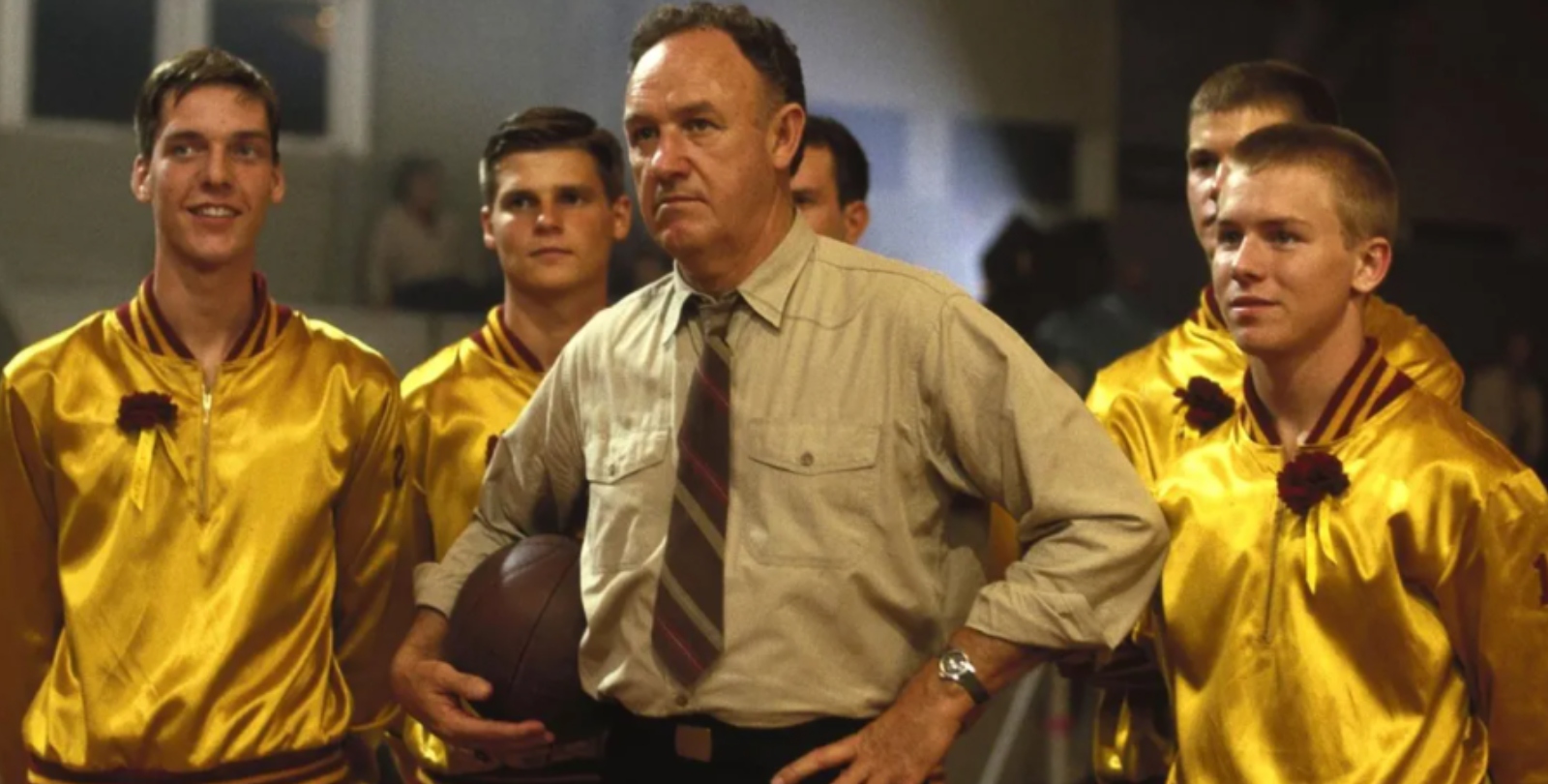 Gene Hackman tient un ballon de basket à Hoosiers.