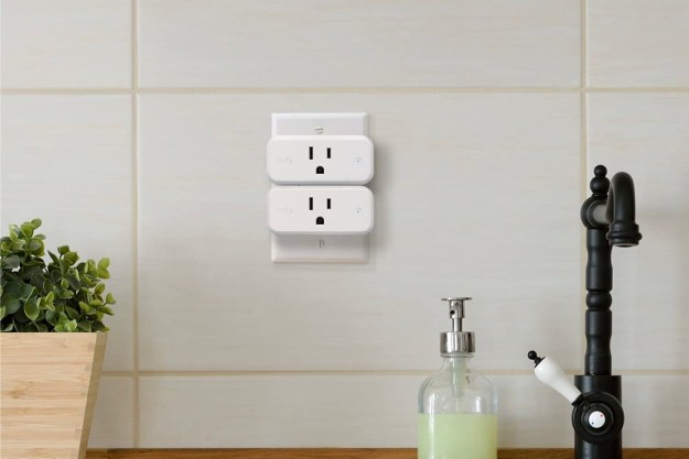 Eufy Smart Plug Mini متصل بمنفذ المطبخ