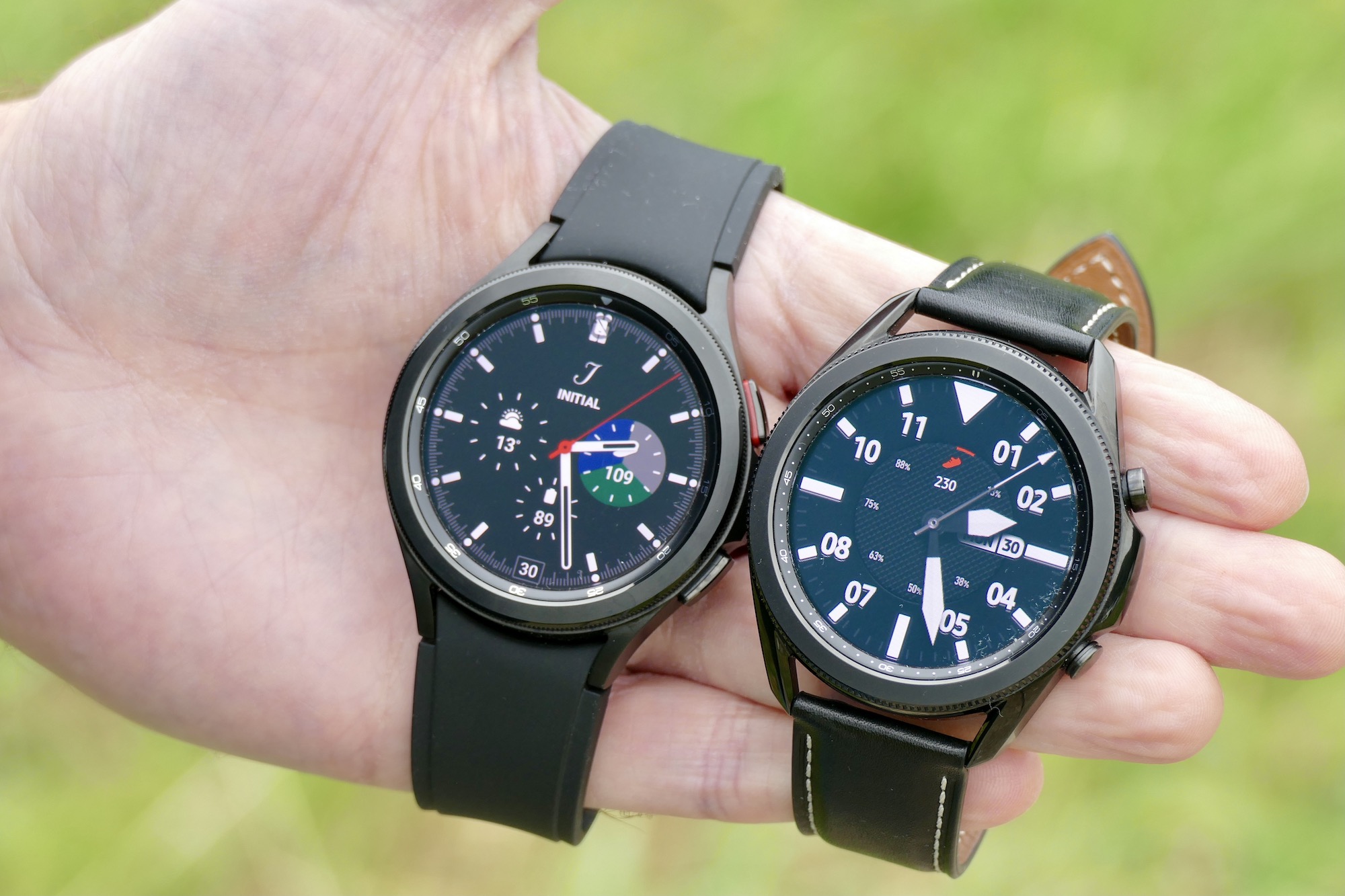 Galaxy Watch 4 Classic (izquierda) junto al Galaxy Watch 3 (derecha)