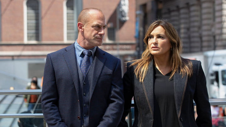 Chris Meloni kijkt naar Mariska Hargitay in een scène uit Law & Order: Organised Crime.