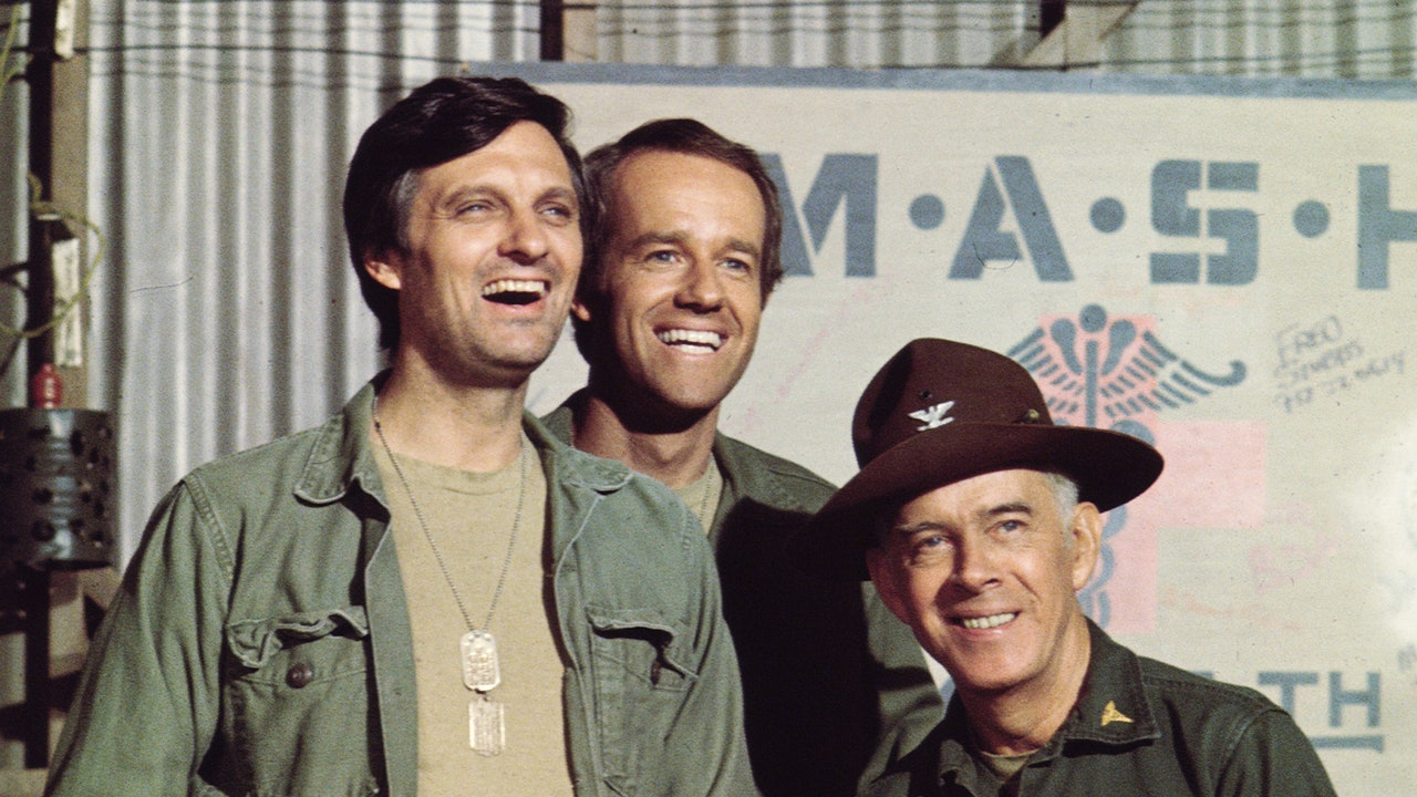 Alan Alda, Mike Ferrell y Harry Morgan en M*A*S*H*