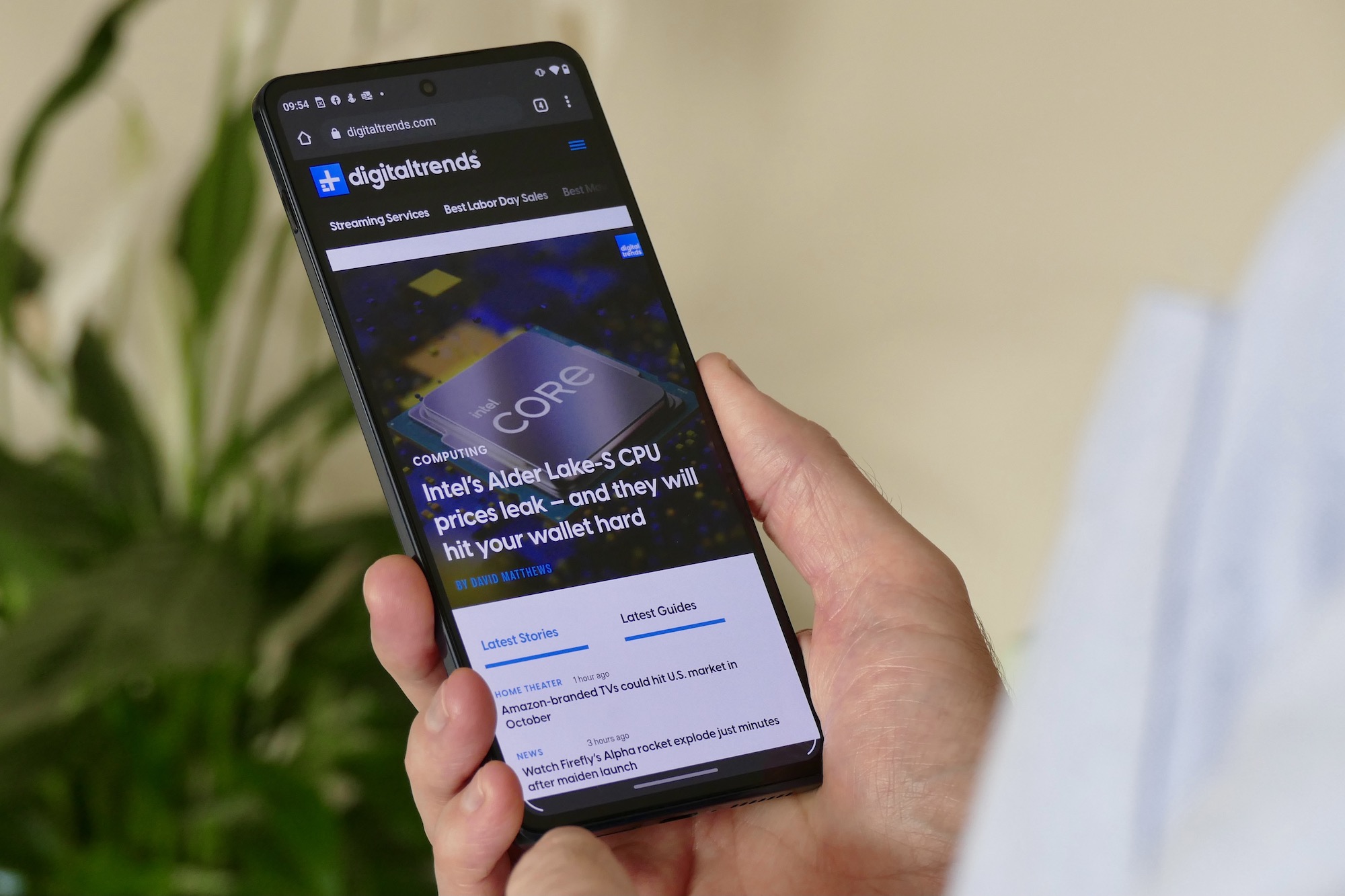 Motorola Moto Edge 20 Pro Review: Very Good at Being Average