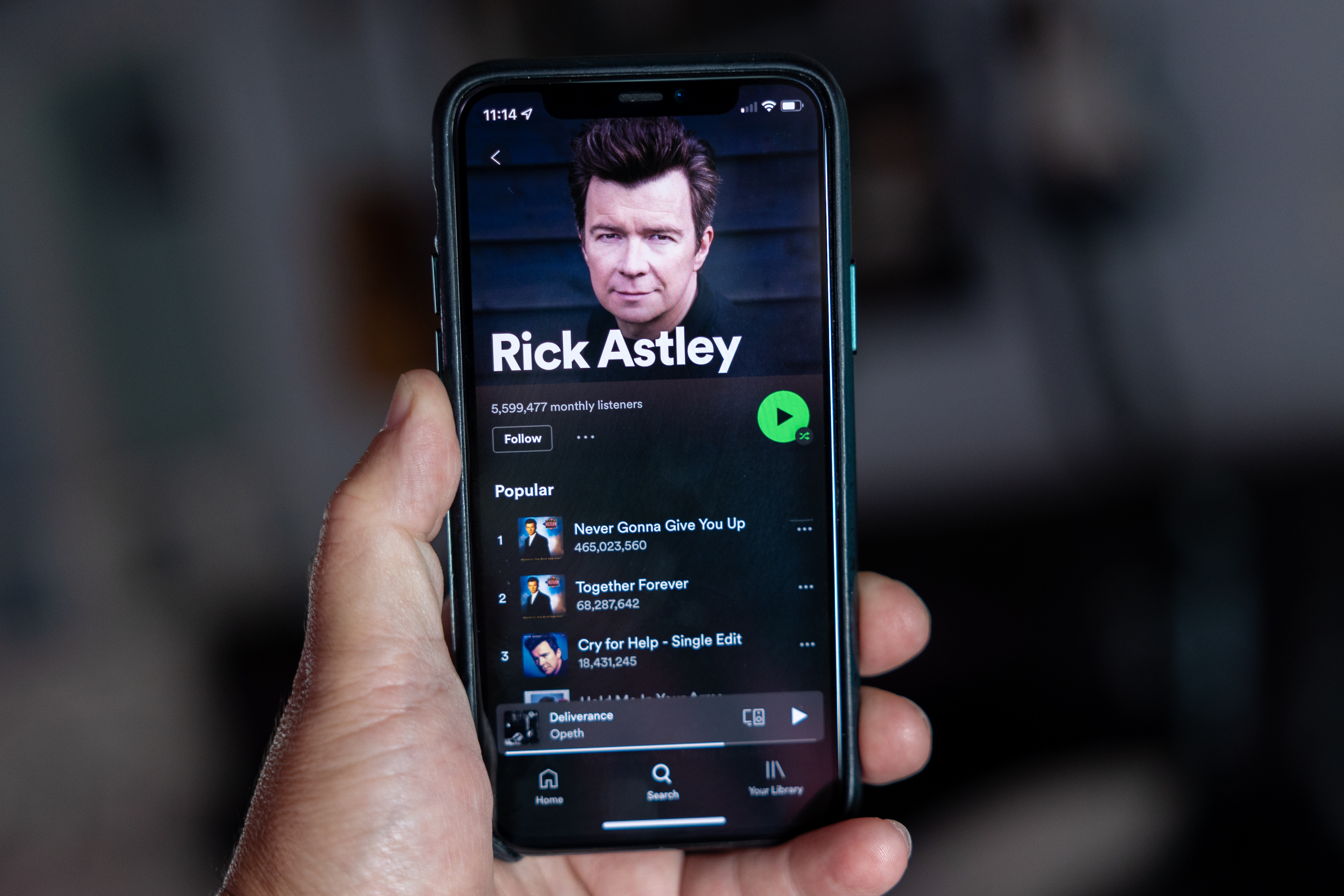 Rick Astley-Künstlerseite auf Spotify auf einem iPhone.