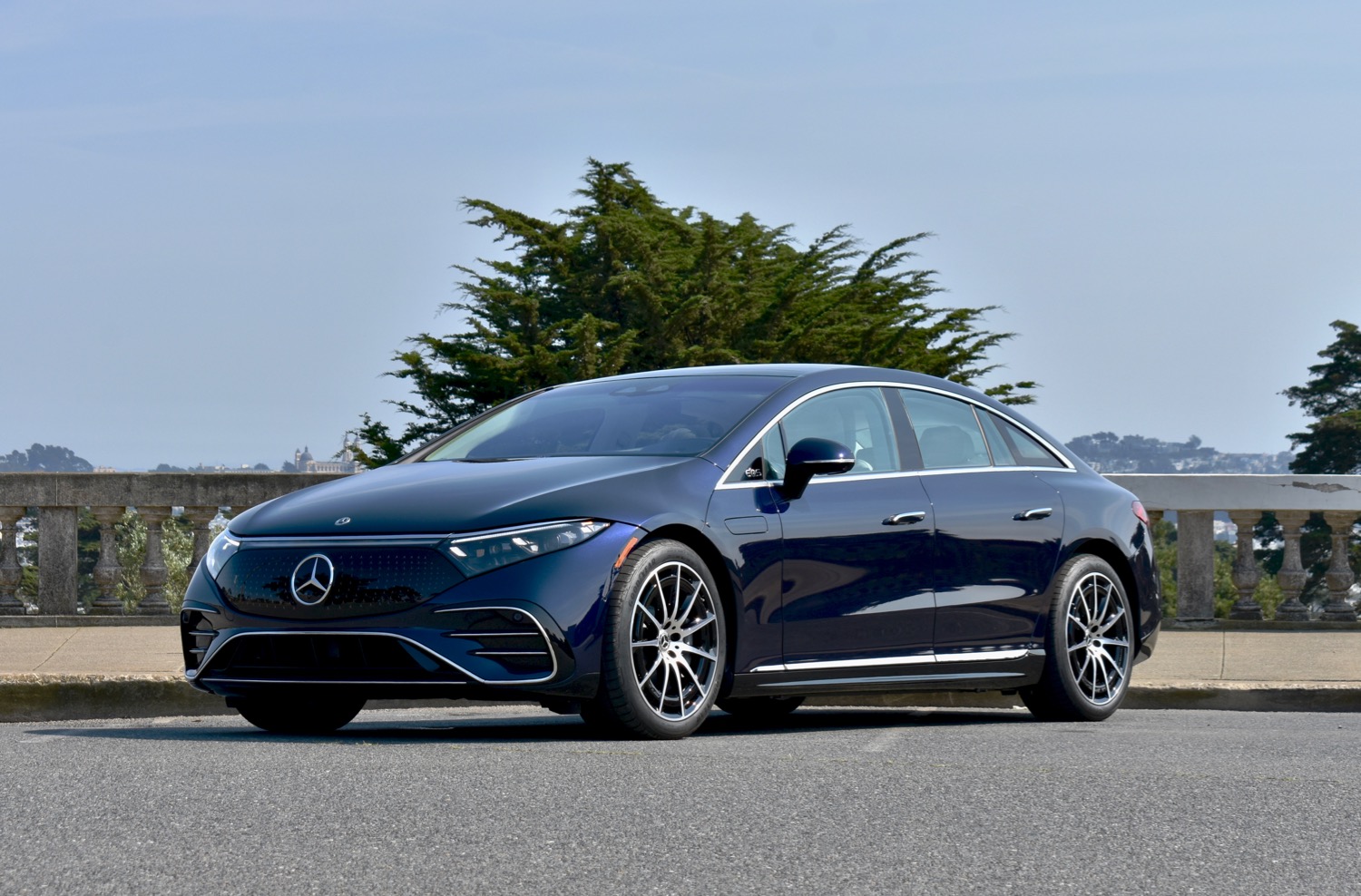 Vista frontal de tres cuartos del Mercedes-Benz EQS 2022.