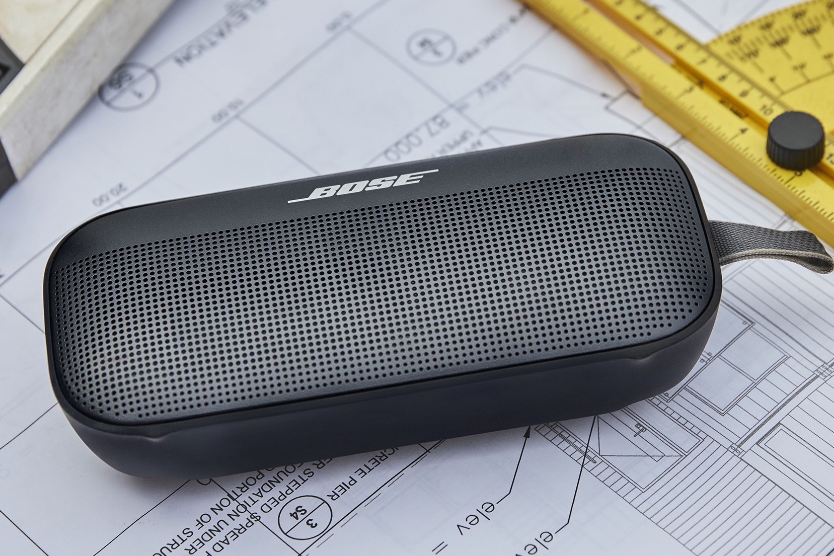 Altifalante Bluetooth Bose SoundLink Flex em preto.