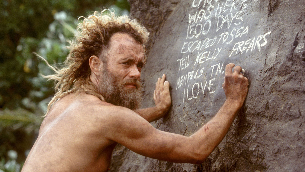 Tom Hanks pressiona as mãos contra uma pedra em "Cast Away".