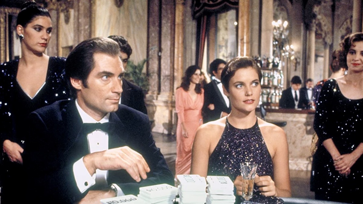 Carey Lowell e Timothy Dalton em Licença para Matar.