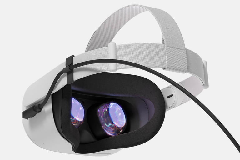 Tai nghe Oculus Quest 2 được kết nối với cáp liên kết Oculus