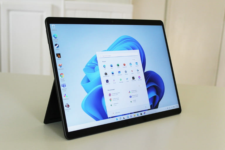 Surface Pro 8 Tablet-Ansicht mit Windows 11-Bildschirm.