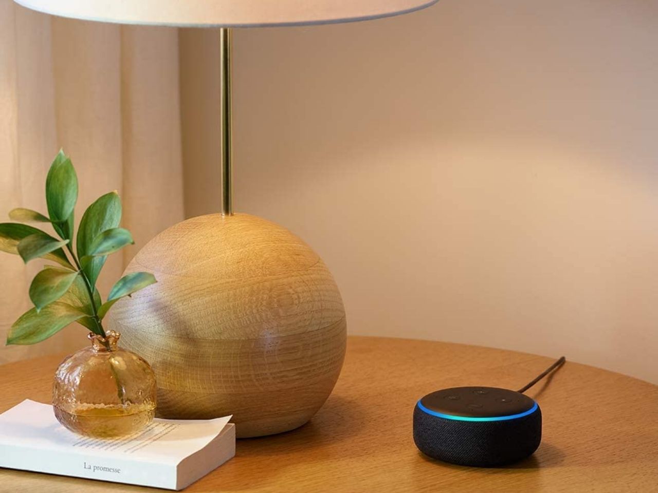 Echo Dot en la mesa.