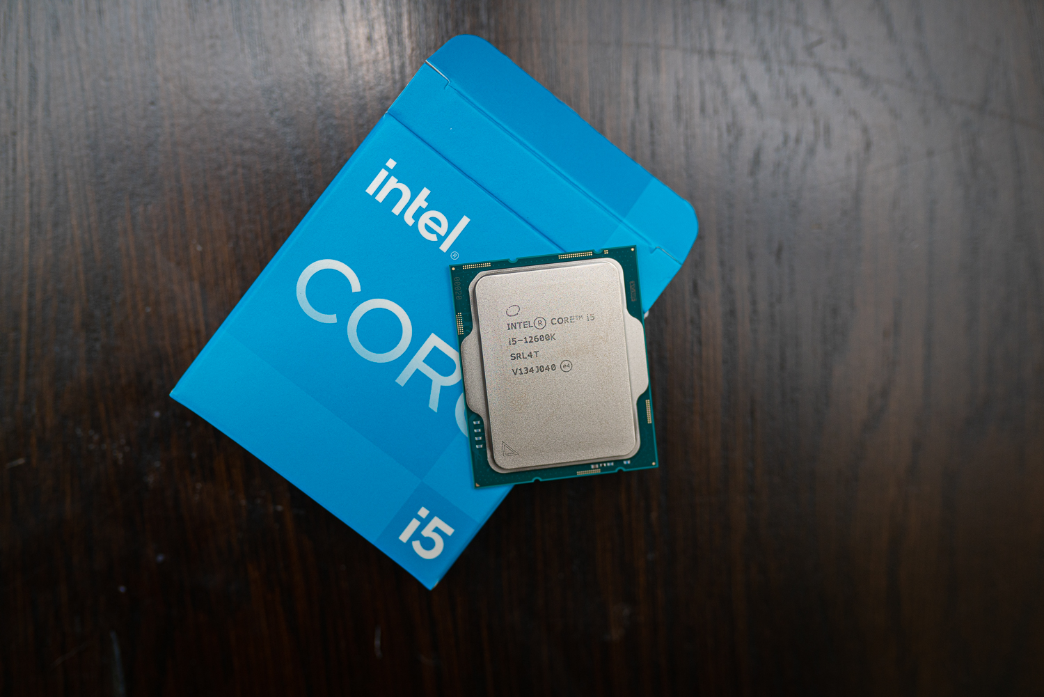 Eine Intel Alder Lake Core i5-12600K CPU und ihre Verpackung.