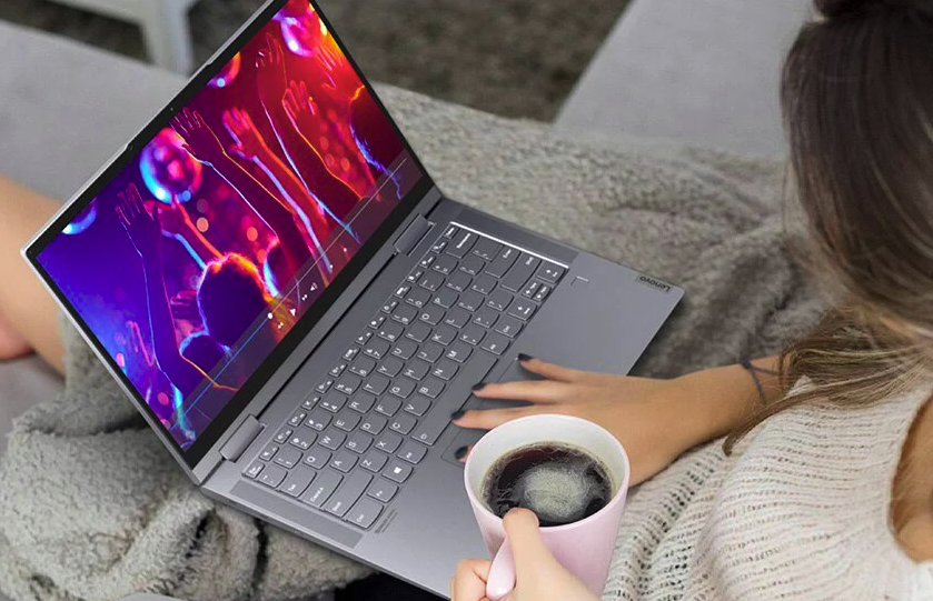 Une femme travaillant sur son ordinateur portable Yoga 7i 2-en-1.