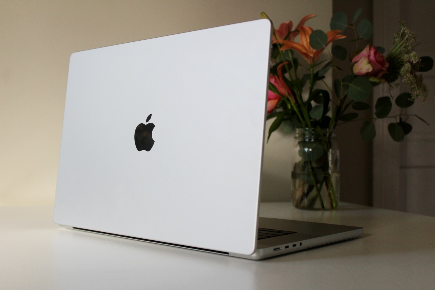 Apple launches unprecedented price cuts to MacBook Pros | Digital