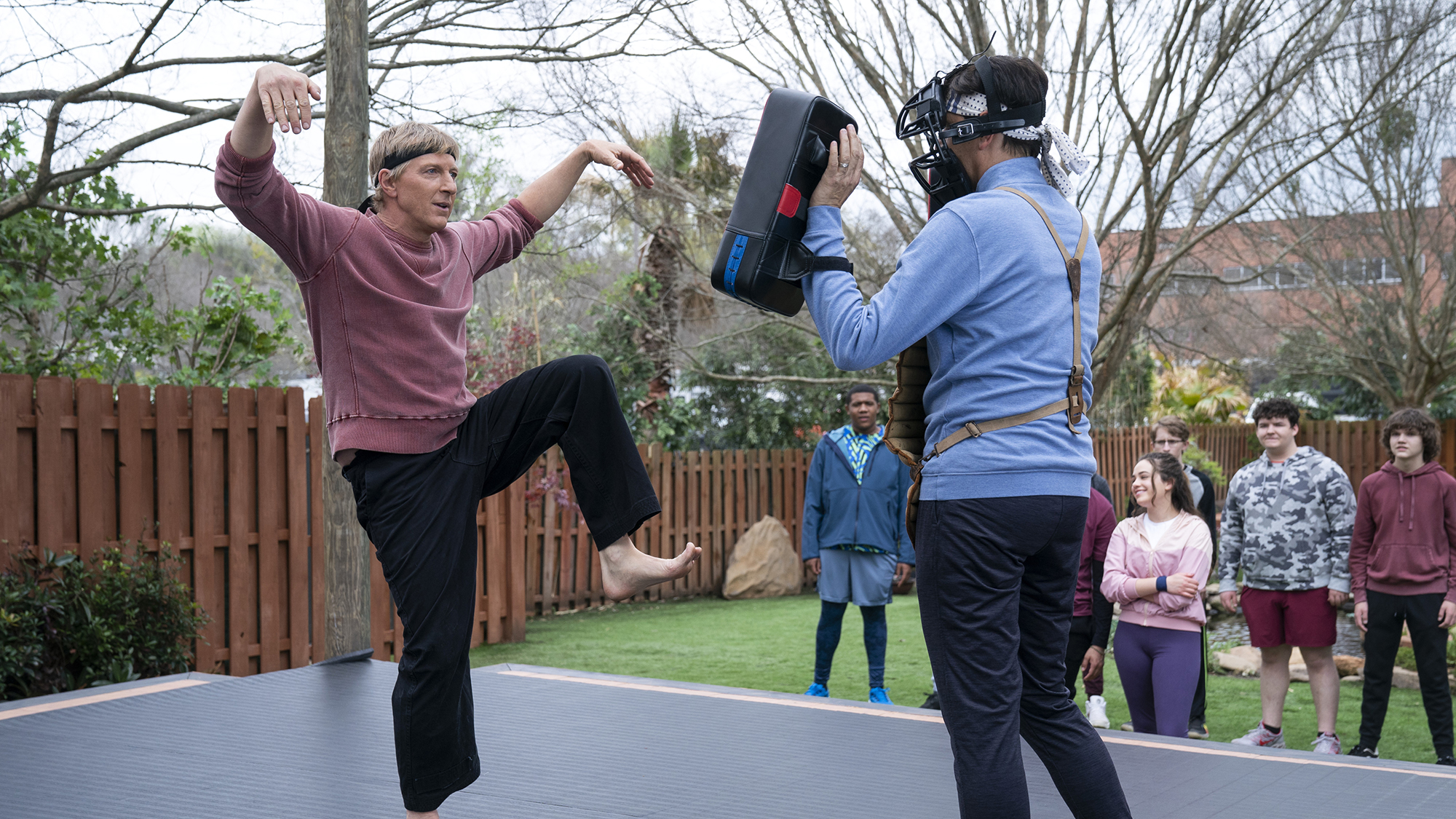 Johnny Lawrence haciendo la patada de grulla de Daniel LaRusso en una escena de la temporada 4 de Cobra Kai.