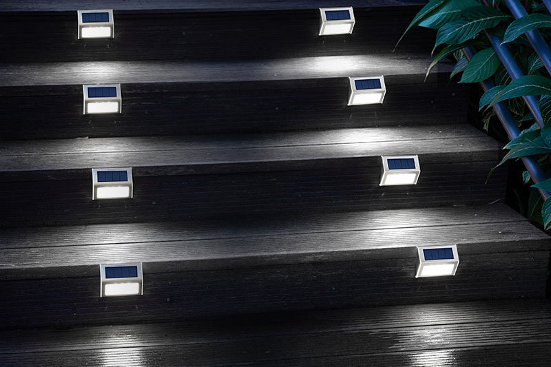 Iluminación de escalón solar JSOT instalada en escaleras.